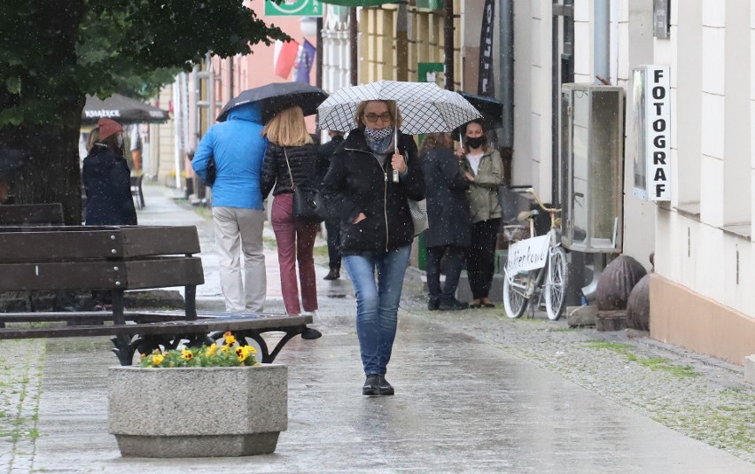 Bez maseczek na ulicach, ale w sklepach jeszcze tak. Spory ruch panował w sobotę  marketach