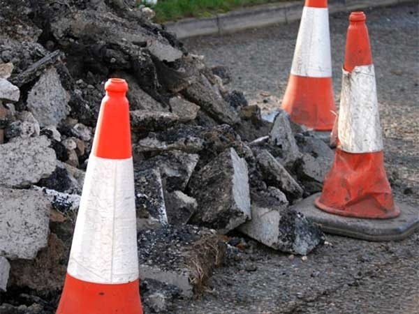 Drogą wojewódzką z Czaplinka do Sośnicy trudno przejechać. Dziury w asfalcie,  z których wygląda stary bruk, zagrażają bezpieczeństwu kierowców.