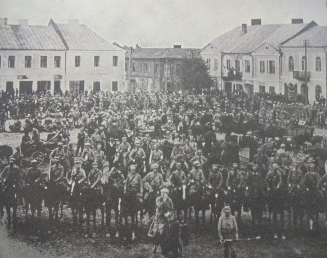 Strzelcy pod dowództwem Józefa Piłsudskiego na rynku w Jędrzejowie w 1914 roku