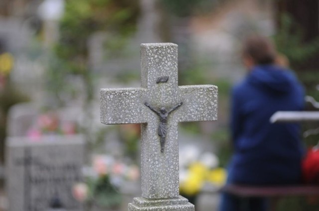 Październik to czas wzmożonych porządków na cmentarzu, szczególnie że bardzo blisko jest już Dzień Wszystkich Świętych