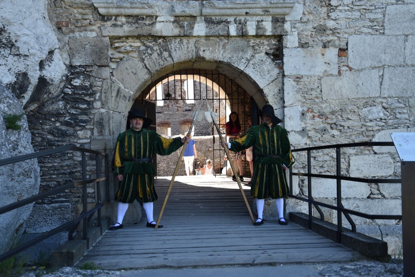 Zamek Ogrodzieniecki w Podzamczu jest obecnie remontowany,...