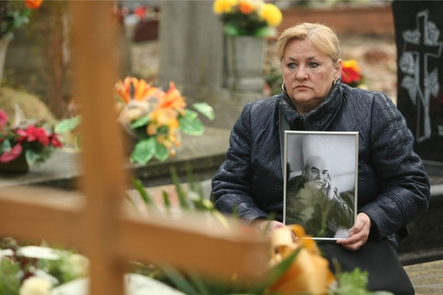 Barbara Ulewicz w poniedziałek pochowała męża. Teraz nie może doprosić się zasiłku pogrzebowego