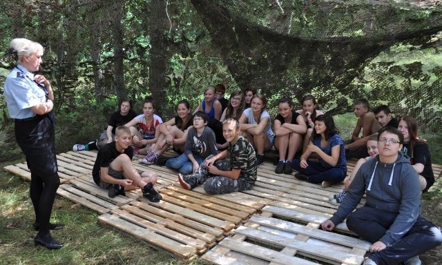 Policjanci z bytowskiej komendy spotkali się z uczestnikami wypoczynku letniego w stanicy harcerskiej w Rekowie oraz z najmłodszymi, korzystającymi z zajęć wakacyjnych w Bibliotece Miejskiej w Bytowie . 