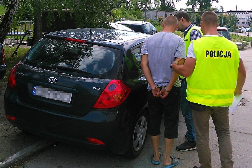 W miejscowości Gorzuchowo pijany kierowca porzucił auto z...