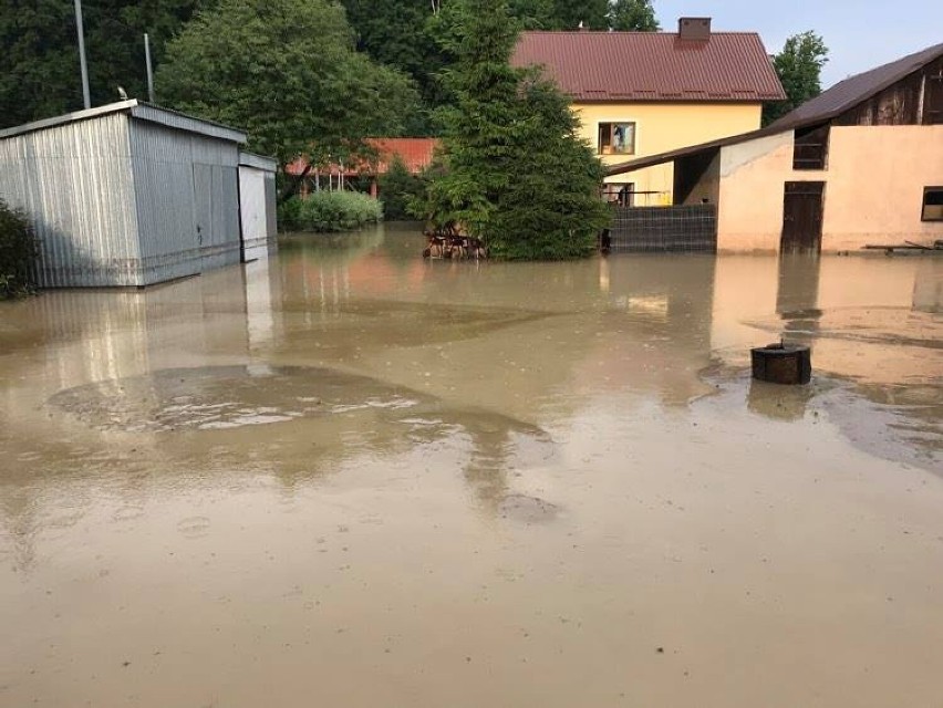 Podtopienia w Chmielniku koło Rzeszowa. Zalana droga wojewódzka i domy [ZDJĘCIA]