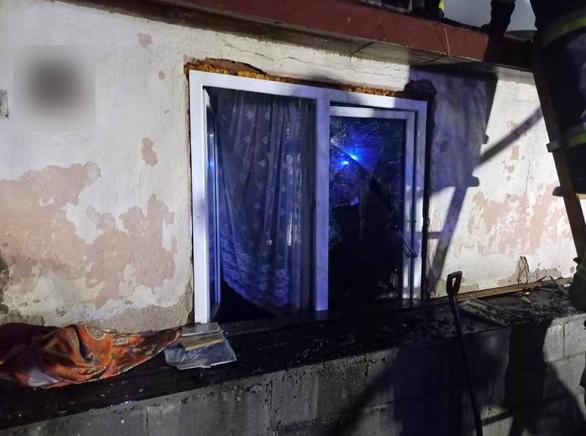 Kuźnica. Policjanci wynieśli 91-latkę z płonącego domu. Chwilę później zawalił się dach (zdjęcia, wideo)