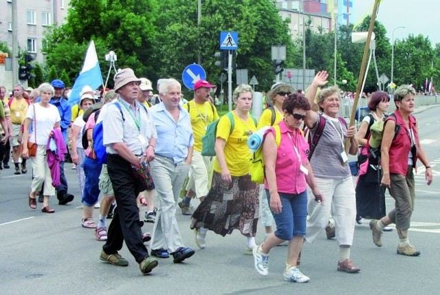 Ze śpiewem na ustach pielgrzymi wyruszyli wczoraj w drogę.  Przeszli głównymi ulicami miasta.