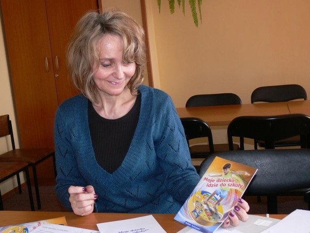 Małgorzata Stefańska, koordynator ds. oświaty zdrowotnej w tarnobrzeskim sanepidzie prezentuje materiały edukacyjne, jakie otrzymali uczestnicy akcji.