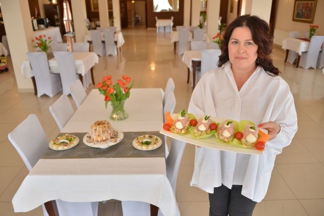 Jajko w szynce na sałatce warzywnej  prezentuje Barbara Chrobot, właścicielka dwóch restauracji La Cucina Italiana.
