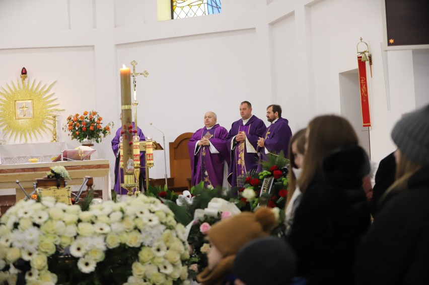 Pogrzeb Ewy Krajcarz w kościele w Domaszowicach. Uwielbianą dyrektor Zespołu Szkolno-Przedszkolnego w Cedzynie pożegnało mnóstwo osób