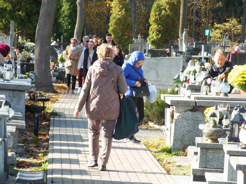 Dużo ludzi na starachowickich cmentarzach także w Dzień Zaduszny. Zobacz zdjęcia