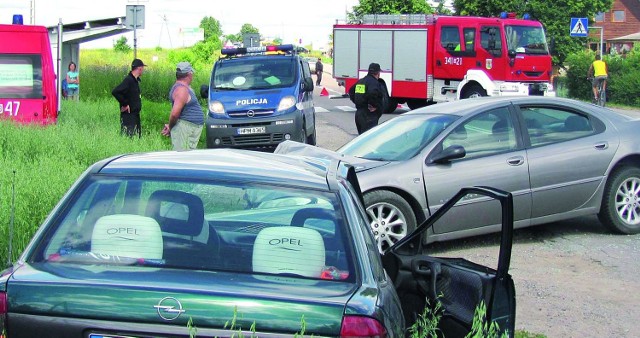 Po zderzeniu opel wylądował w przydrożnym rowie, chrysler stanął zaś w poprzek jezdni.