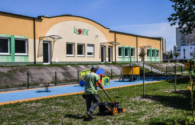 Sześć nowych sal, cztery dodatkowe łazienki dla dzieci, monitoring, klimatyzacja i trzy w pełni wyposażone place zabaw - dobiegła końca rozbudowa żłobka miejskiego na bydgoskim Szwederowie. Od września powstanie tu 110 nowych miejsc dla dzieci do lat 3.Więcej zdjęć i informacji na temat powstającego przedszkola >>>