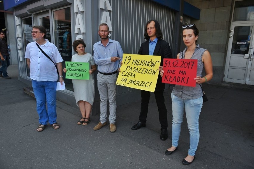 Budynek starego dworca od lat był nieużywany. Obecnie mieści...