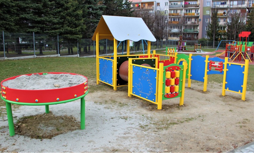 Nowoczesny plac zabaw przy ul. I Brygady jest dostępny dla...
