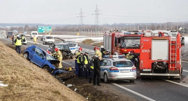 Kierujący renault scenic stracił panowanie nad samochodem, przejechał przez pas rozdzielający jezdnie, i zderzył się z jadącym w kierunku Rzeszowa volkswagenem golfem