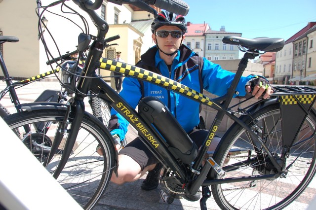 Mł. strażnik Krzysztof Krawczyk przy jednym z rowerów elektrycznych testowanych przez funkcjonariuszy w Tarnowie