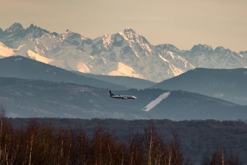 "Samolot lądujący w Tatrach". Niesamowite zdjęcie krakowskiego fotografa