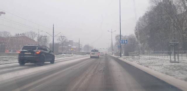 Śnieg znów zaskoczył drogowców.