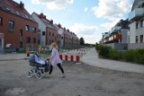 Miasto z deweloperem buduje nową ulicę za 400 tys. zł. Koniec jeżdżenia po betonowych płytach (FOTO)