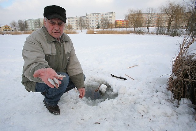 Ryby w Blankuszu zaczynają zdychać. Wczoraj Wiesław Trzciński wyłowił z przerębla śnięte płotki