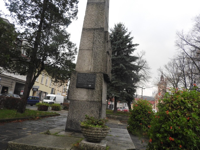 Kalwaria Zebrzydowska. Postawią go obok popiersia Lenina i pomnika SB