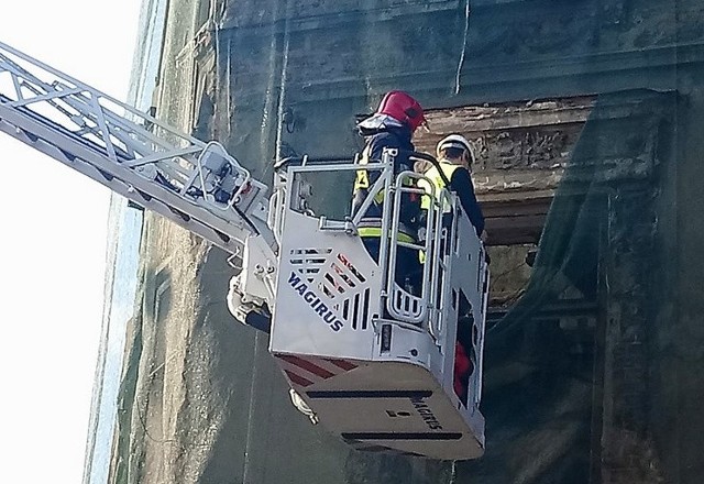 Strażacy zabezpieczyli miejsce zdarzenia.