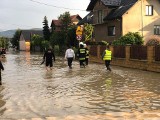 Woda zalała domy w okolicach Wadowic i Olkusza. Prawie wszystkie miejscowości pod wodą. Trwa akcja ratunkowa 4.07.2020