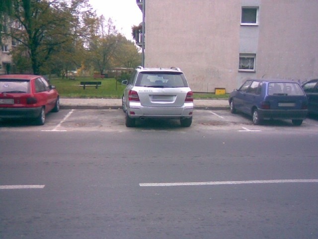 Mercedes zaparkował w taki sposób, że skutecznie zajął dwa miejsca parkingowe.