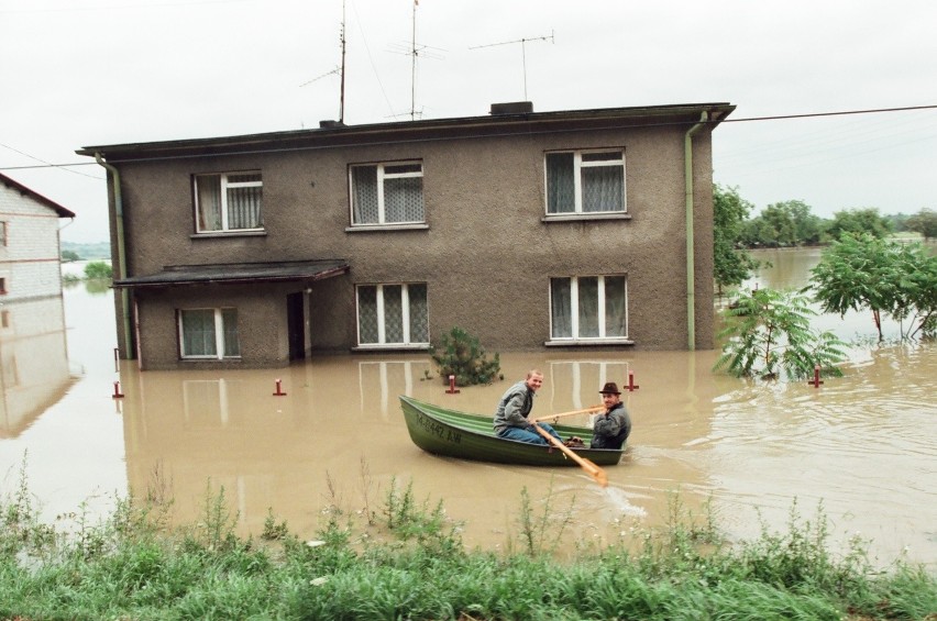 Powódź Tysiąclecia: 23 lata temu wielka woda spustoszyła Polskę. Dzisiaj też wciąż pada i pada... Zobacz archiwalne ZDJĘCIA