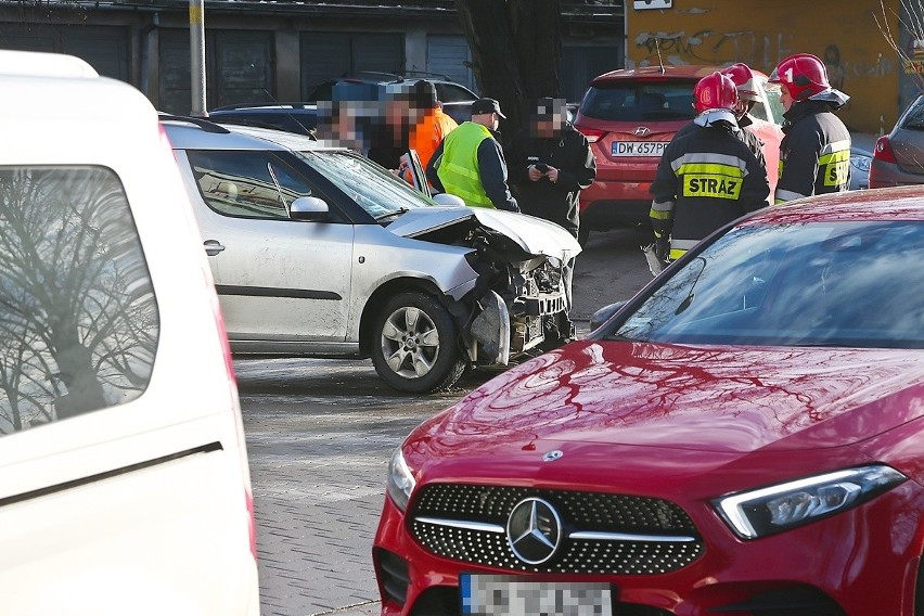 Wypadek dwóch aut na Braniborskiej [FILM, ZDJĘCIA]                    
