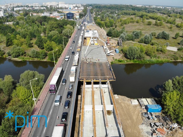Północna nitka mostu Lecha w Poznaniu ma być ponownie przejezdna w grudniu 2019 r. Na razie prace przebiegają zgodnie z harmonogramem. Tak wygląda plac budowy w sierpniu 2019 r.Przejdź do następnego zdjęcia ----->