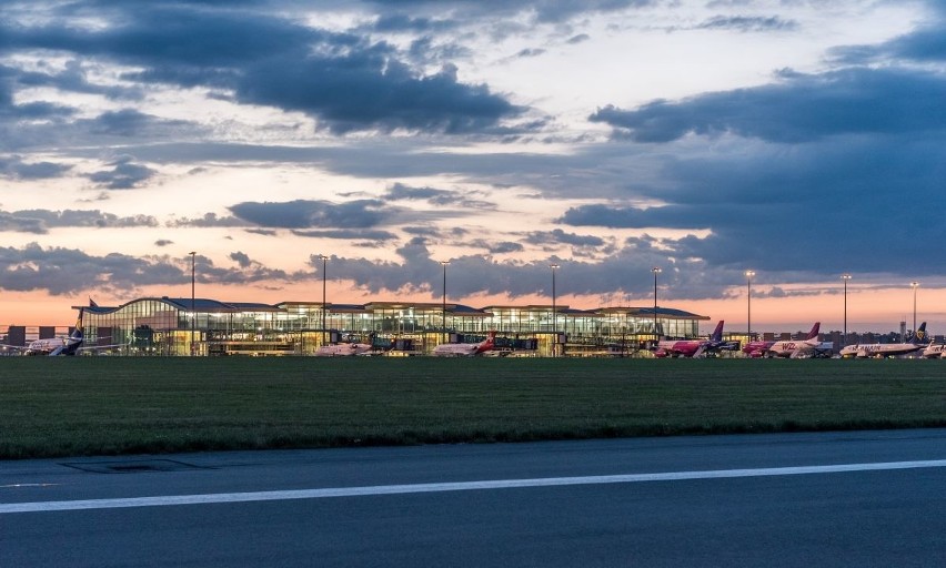 Wschód słońca  na wrocławskim lotnisku