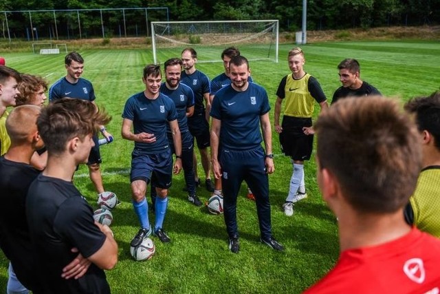 Bartosz Bochiński podczas zajęć ze swoimi podopiecznymi w Akademii Piłkarskiej Lecha na boisku we Wronkach