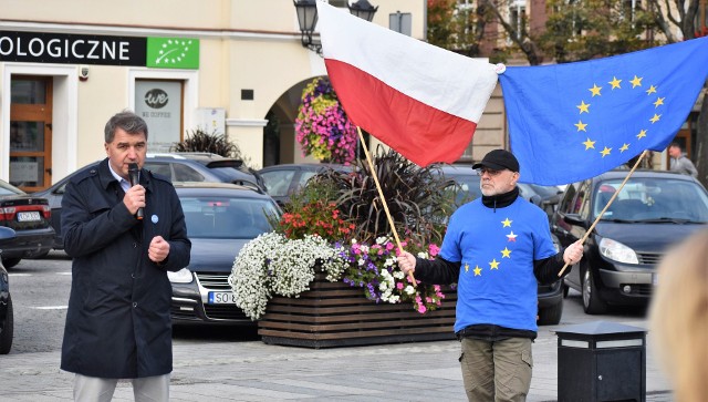 Rynek w Oświęcimiu był areną manifestacji KOD. Z krótkim przemówieniem wystąpił prezydent Janusz Chwierut (z lewej)