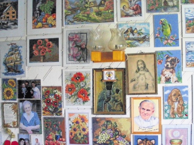 Misterne hafty pani Łucji przedstawiają na ogół motywy kwiatowe, krajobrazy i postaci świętych
