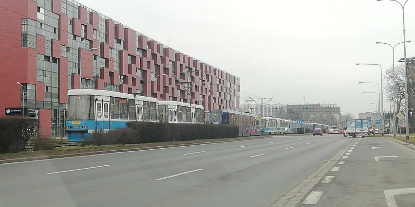 Kłopoty pasażerów MPK we Wrocławiu. Wykolejenie i zatrzymanie tramwaju