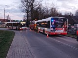 Zderzenie samochodu osobowego z autobusem w Jastrzębiu-Zdroju. Kierowca stracił panowanie nad pojazdem i wpadł pod koła autobusu