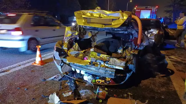 Na wysokości stacji benzynowej Orlen w Radwanicach, na drodze krajowej 94 doszło do poważnego wypadku z udziałem betoniarki i trzech aut osobowych. Jedna osoba jest ciężko ranna.