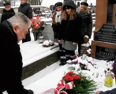 Michał Biernacki składa kwiaty na grobie rodziny Baranków FOT. MAGDALENA UCHTO