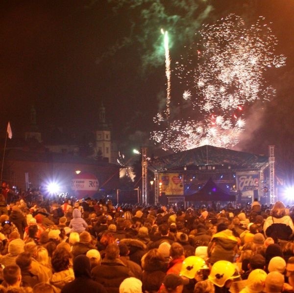 O godzinie 20 na placu Artystów poszybowało światełko do nieba.