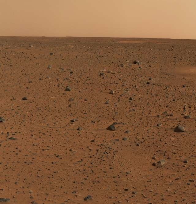 Pierwsze kolorowe zdjęcie powierzchni Marsa wykonane przez sondę Spirit. Wkrótce zobaczymy o ciekawsze fotografie z kanionów Valles Marineris.