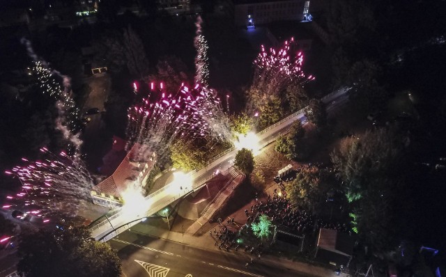 Rowerostrada Zielona Strzała jest już gotowa. W sobotę 6 października nastąpiło jej oficjalne otwarcie. W związku z tym odbyła się Nocna Masa Krytyczna, która wystartowała z placu Bohaterów i udała się na zbudowaną rowerostradę Zielona Strzała. Uroczyste otwarcie połączono z pokazem fajerwerków oraz koncertem Kasi Cerekwickiej.Zobacz również: Czy ścieżki rowerowe są bezpieczne?Źródło:Dzień Dobry TVNPOLECAMY RÓWNIEŻ PAŃSTWA UWADZE:Nocna Masa Krytyczna w Zielonej Górze