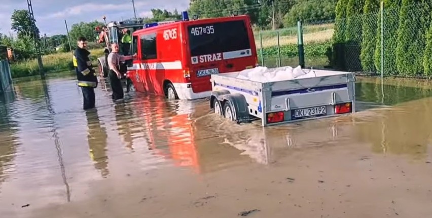 Powódź pod Kłodzkiem. Woda zalała wiele miejsc. Burmistrz: "To jest żywioł!"