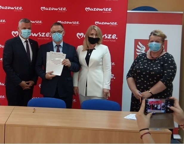 Podczas podpisania umowy obecni byli od lewej: wicemarszałek Rafał Rajkowski, starosta Sławomir Śmieciuch, wicestarosta Maria Węgrzecka oraz Grażyna Maryniak-Gawrylik, skarbnik powiatu lipskiego.