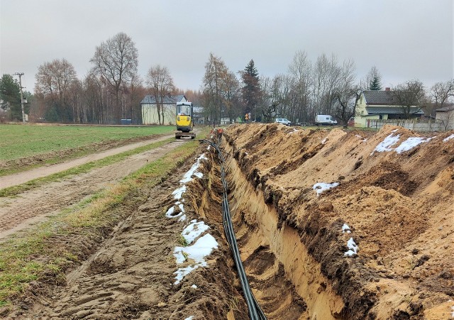 Bez słupów z przewodami średniego napięcia, a z kablami pod ziemią - tak ma wyglądać 11 kilometrów nowej sieci pod Radomiem.