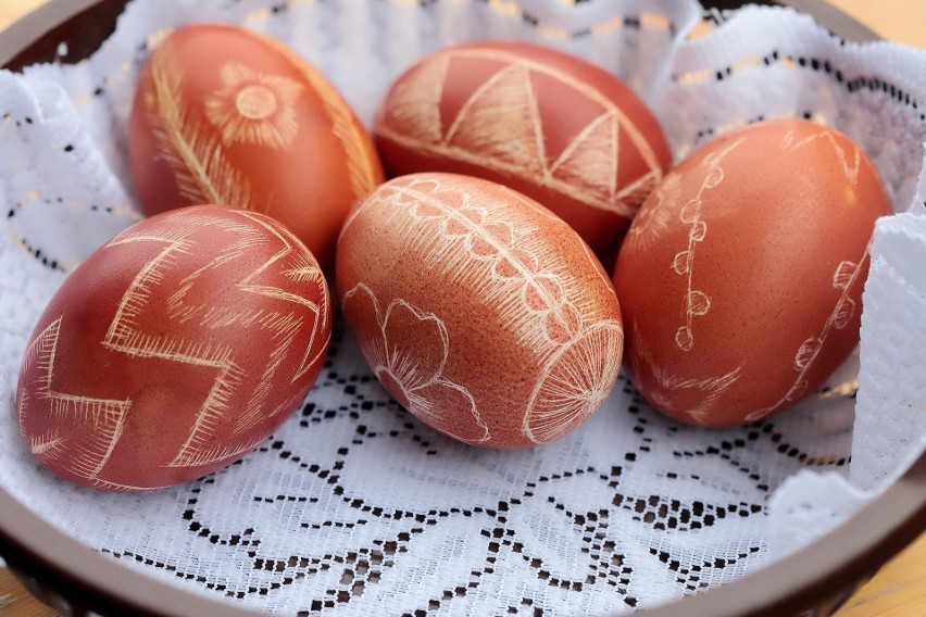 Żeby przygotować naturalny barwnik do jajek na Wielkanoc...