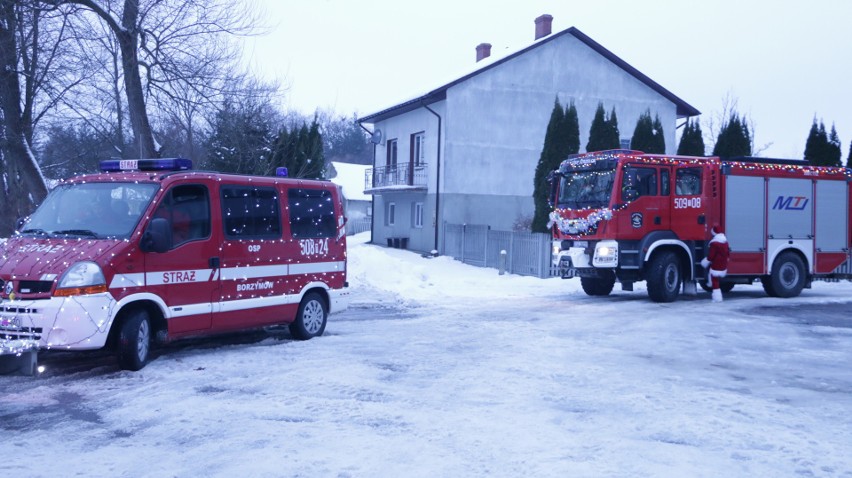 Strażacki Orszak Świętego Mikołaja w Oleśnicy. Po drodze rozdawano prezenty
