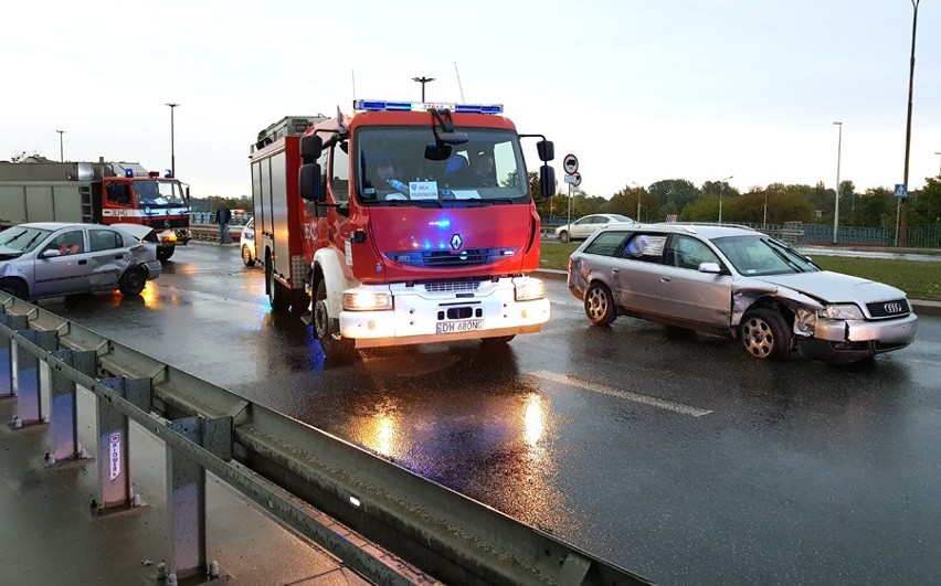 Wypadek na skrzyżowaniu Krakowskiej i Armii Krajowej. Dwie osoby ranne [ZDJĘCIA]