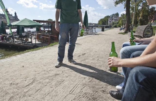 Ustawa o zakazie picia alkoholu w miejscach publicznych ma już 12 lat. Czas ją zmienić?